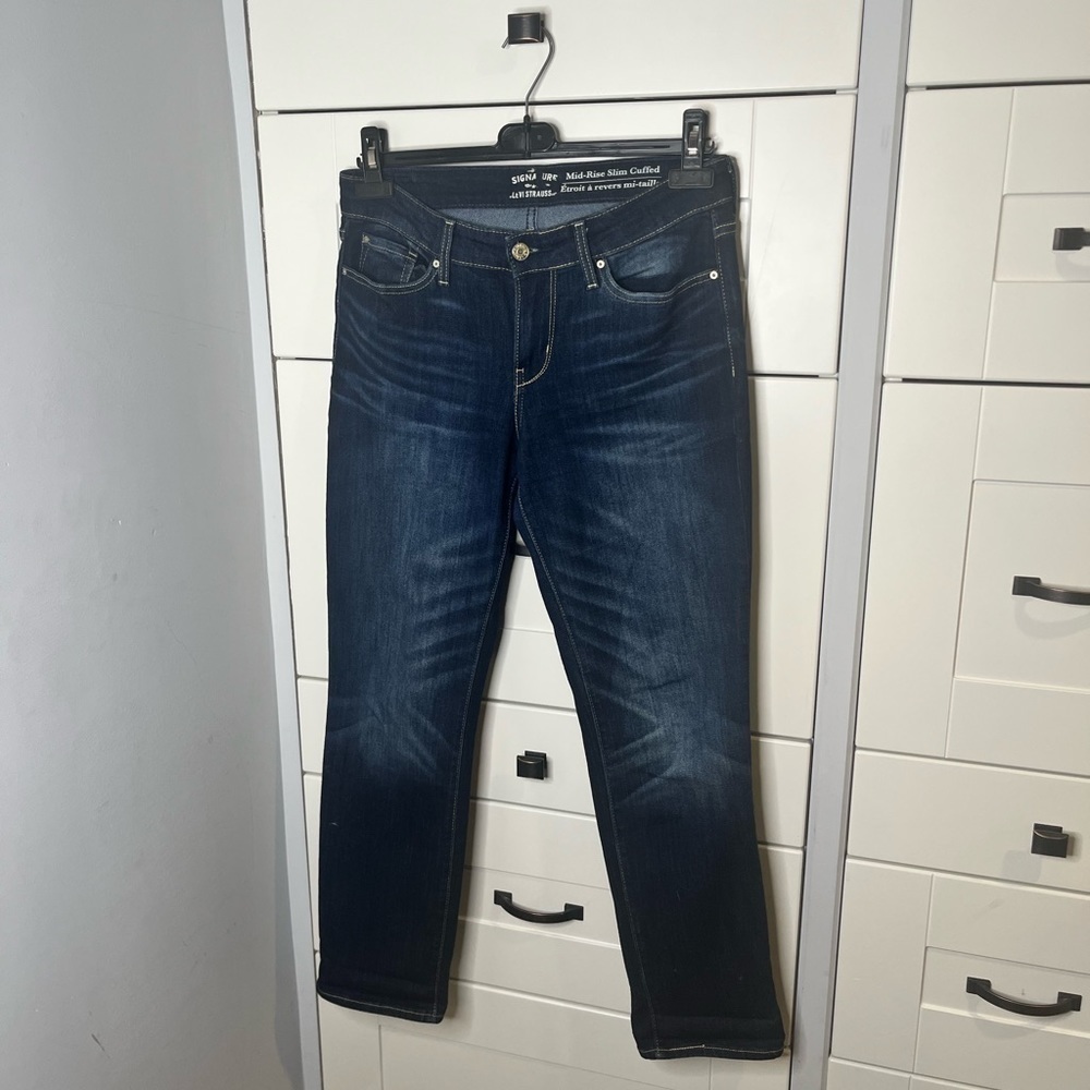 Signature Levi’s. 28. Midrise slim cuffed. Jeans denim. Dark wash. Fading